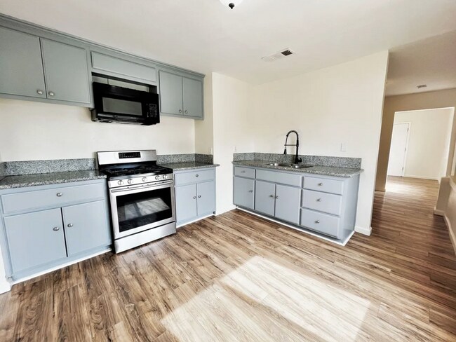 Foto del edificio - Beautiful 4 Bedroom 2 Bath