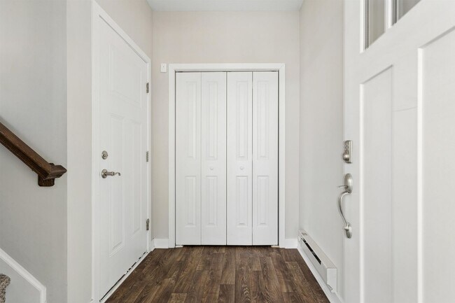 Foto del edificio - End Unit 2BR Condo with Garage, Balcony & Open Living