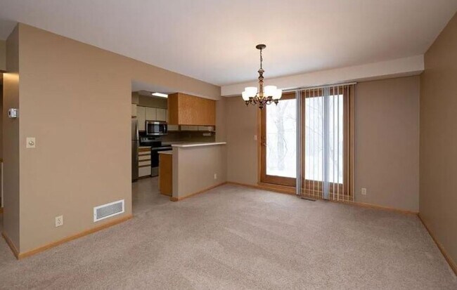 Foto del edificio - Spacious Minnetonka  2-BR Townhome
