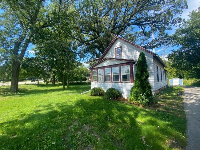 Building Photo - 1436 E Racine Ave