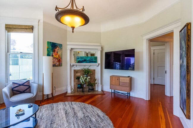 Building Photo - Elegant 4BR/2BA Full Floor Luxury Flat! La...