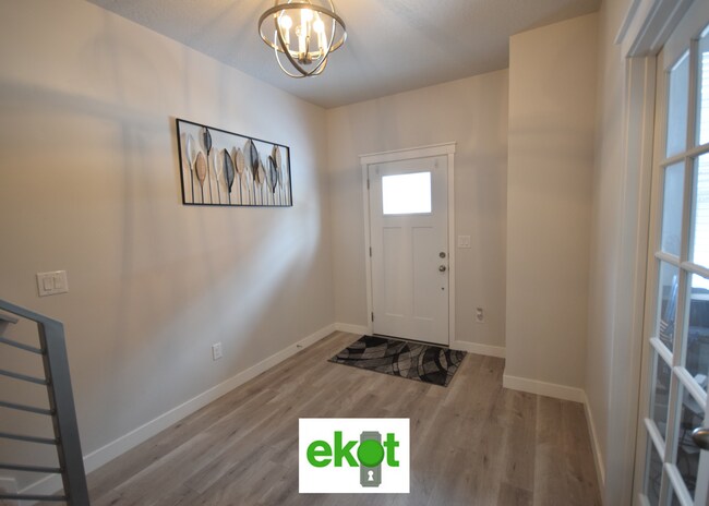 Building Photo - Spacious Townhome Near Shopping! 3 BD 2.5 BTH