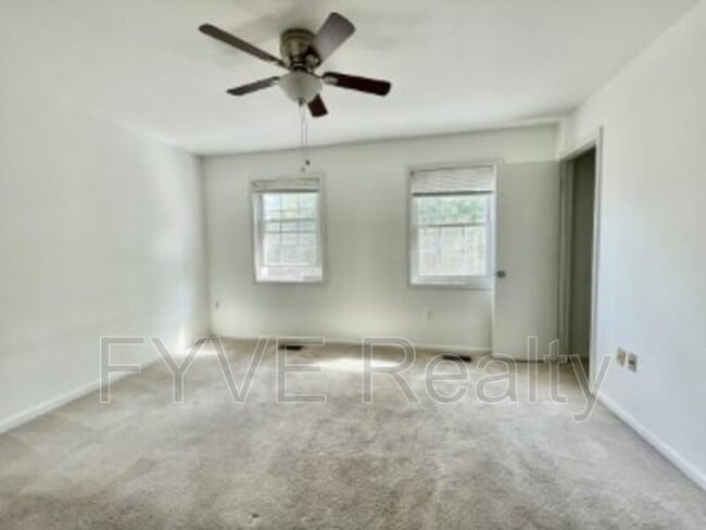 Building Photo - 8711 Point of Woods Dr