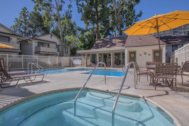 Building Photo - La Veta Vista Apartment Homes