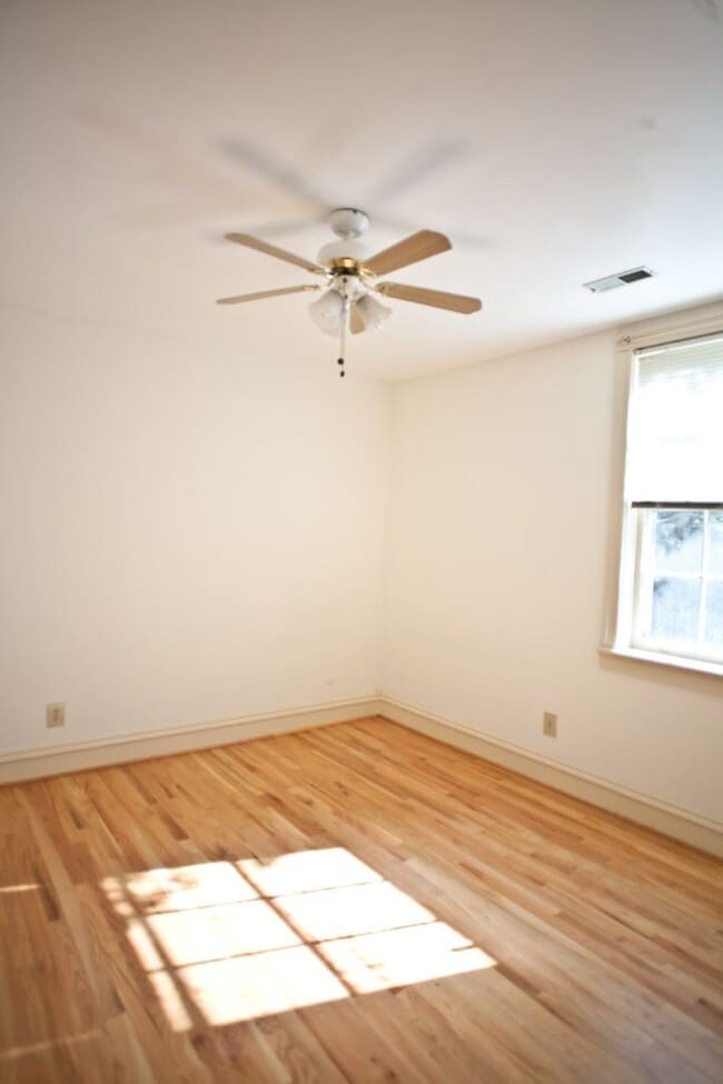 Building Photo - Beautiful condo with sunroom and hardwood floors - Short term lease only!