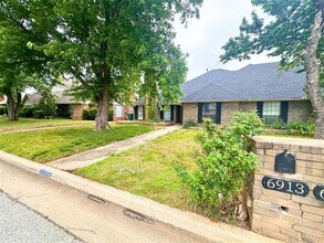 Building Photo - 6913 N Spinnaker Ln