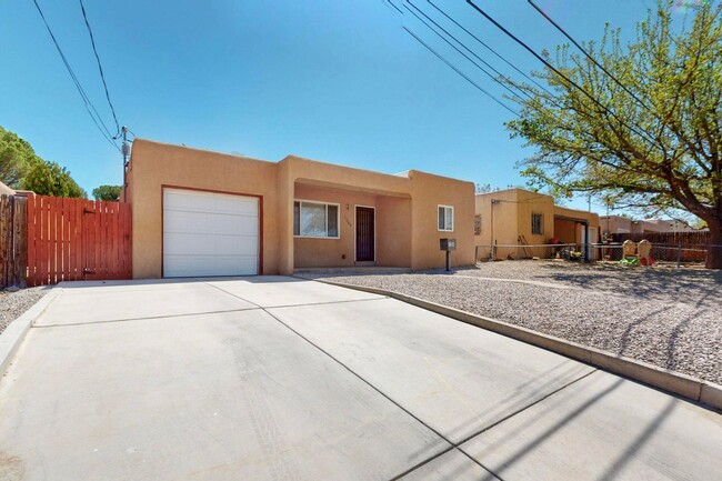 Foto del edificio - Townhome 855/sf 2 Bedroom 1 Bath with Garage