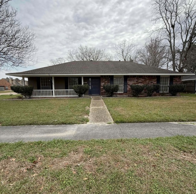 Building Photo - 3011 Cavalier Dr
