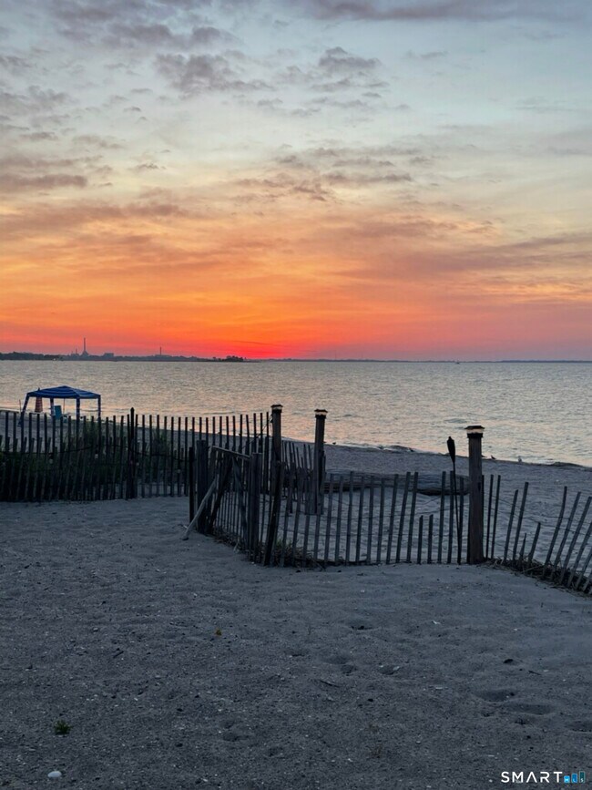 Foto del edificio - 655 Fairfield Beach Rd