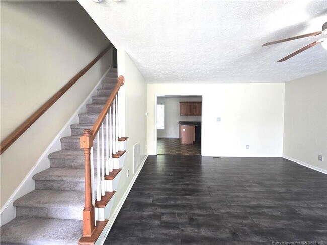 Building Photo - 410 Roundtree Dr