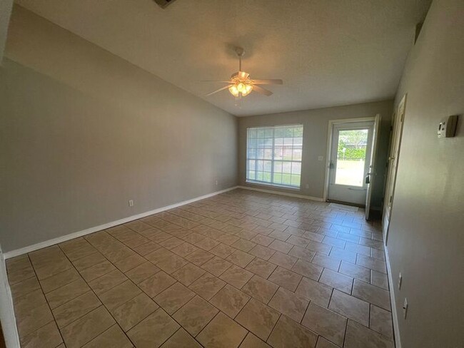 Building Photo - Gulf Breeze - Greenbriar Estates - 2 bedro...