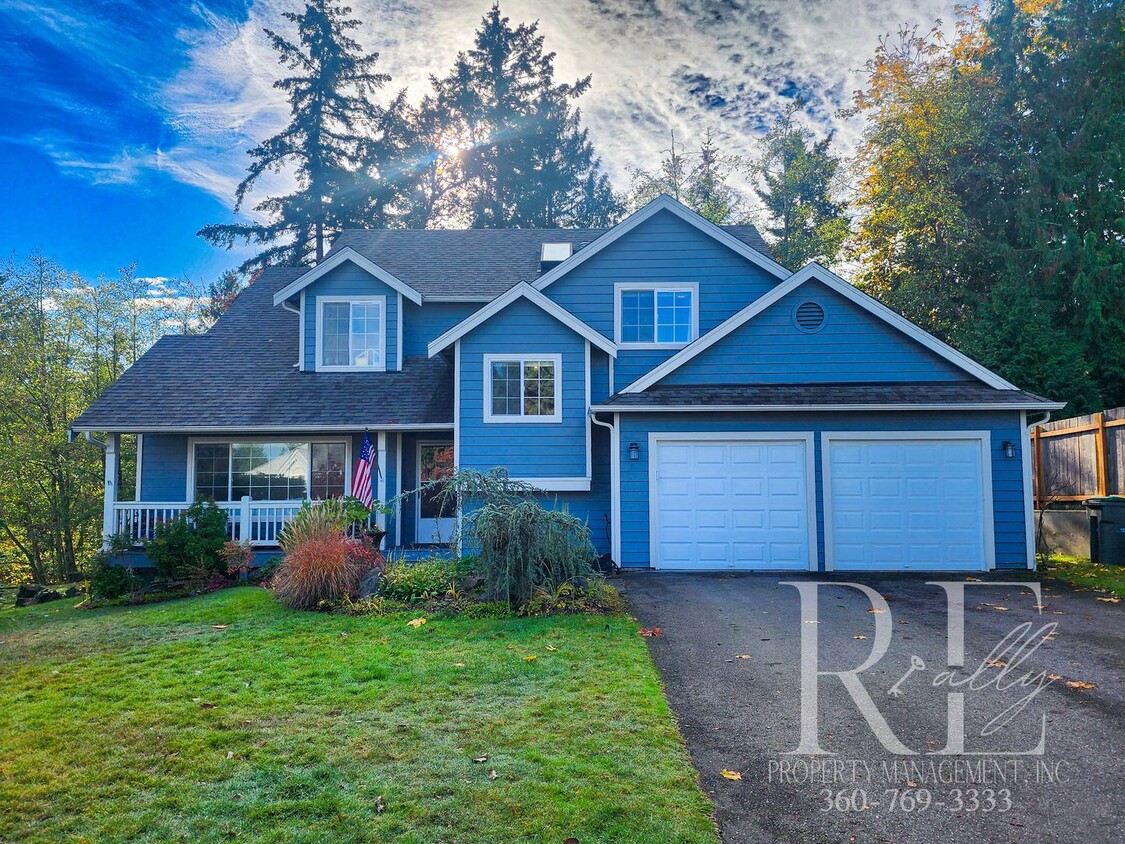 Foto principal - Elegant Silverdale Home with Private Backy...