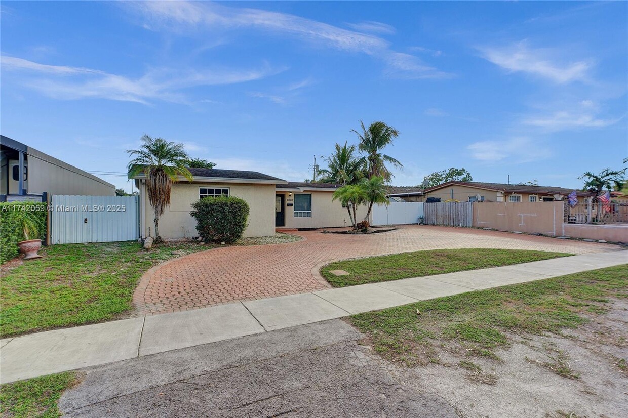 Foto principal - 7920 NW 171st St