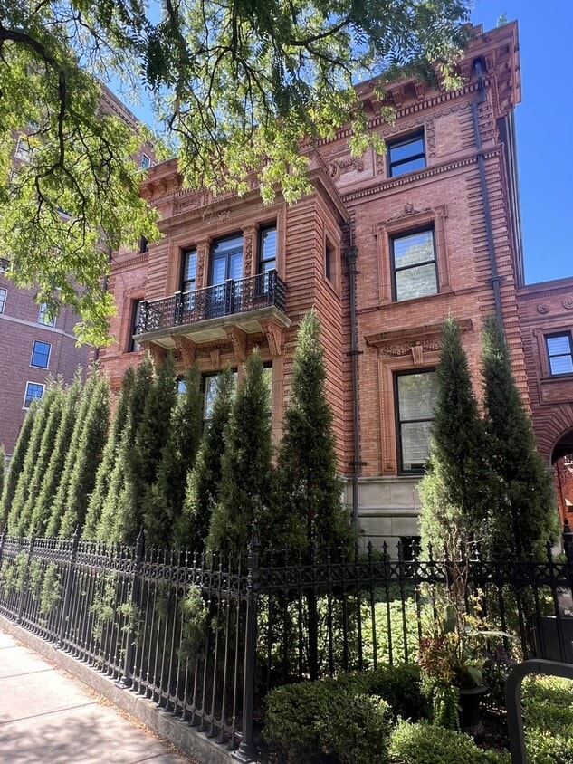 Primary Photo - 2466 N Lakeview Ave