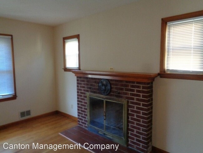 Building Photo - 2 br, 1.5 bath House - 7933 32nd St.