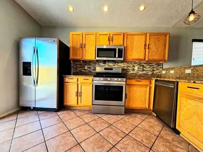 Foto del edificio - 10740 Stone Hollow Pl NW