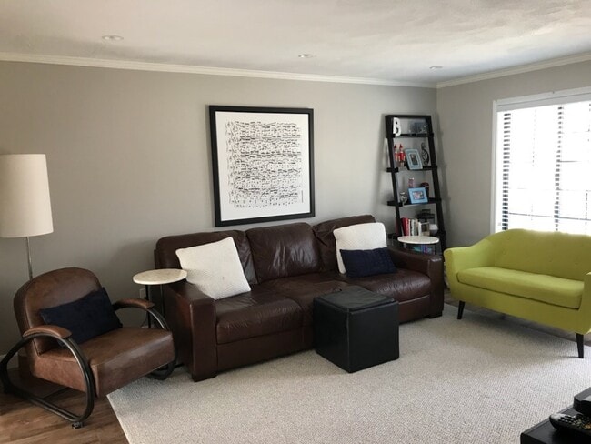 Foto del edificio - Stunning 2 Bd 2 Bath Townhouse in Wakefield w 2 parking spaces