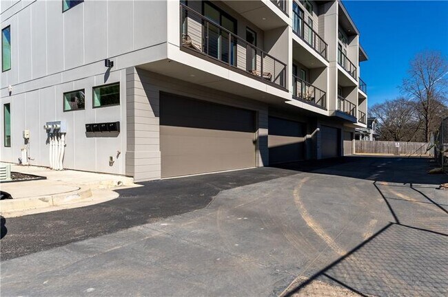 Building Photo - 1300 Memorial Dr SE