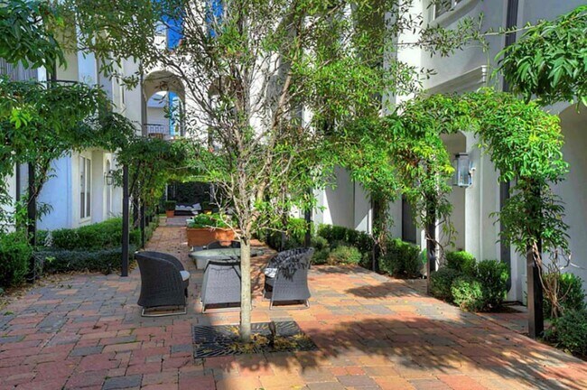 Building Photo - 643 Live Oak St
