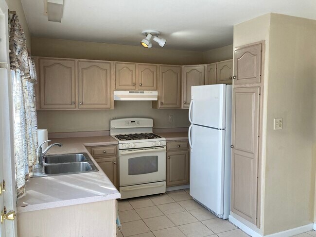 Kitchen - 421 Hallmark Ln