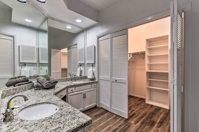 Foto del edificio - Lake Front Townhome with resort-like Views!