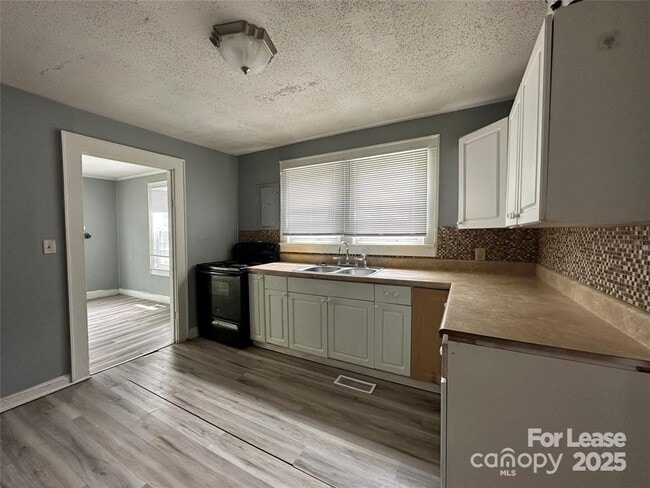 Building Photo - 615 Marion St