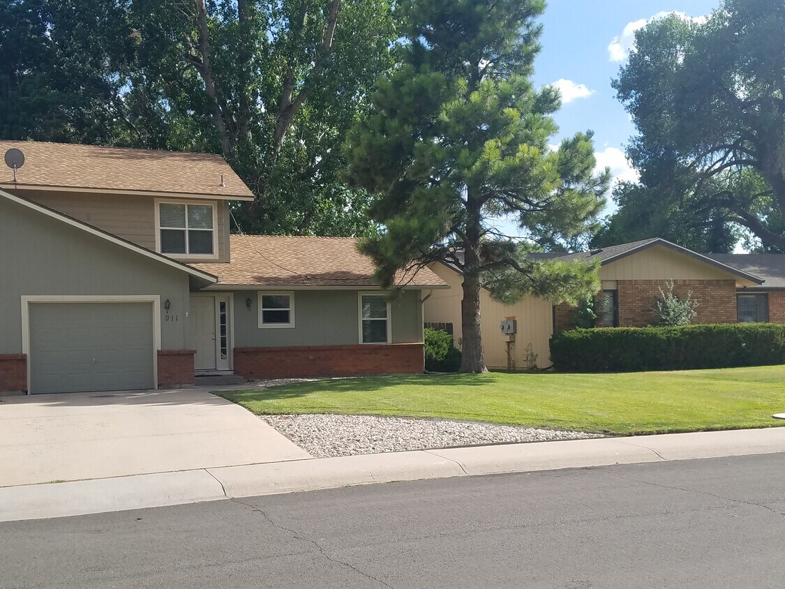 Foto principal - 911 Camelot Ct