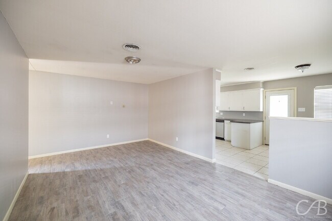 Foto del edificio - For  Lease