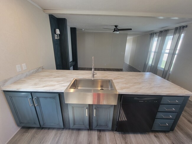 Foto del edificio - 15 Armstrong Ave