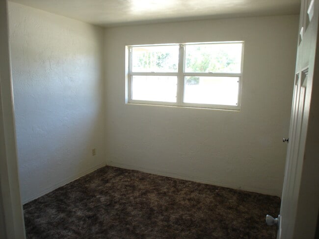 Building Photo - 922 Lewis Dr