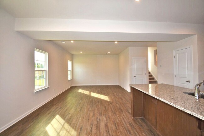 Building Photo - Gorgeous 4BR/2.5BA home in Three Rivers, t...