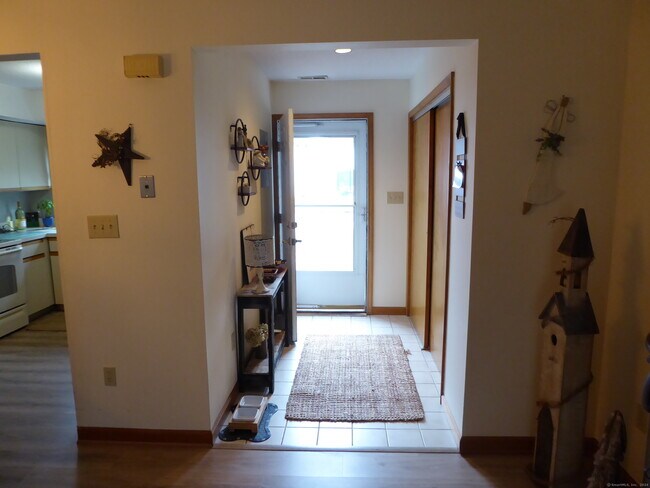 Foto del edificio - 190 Tomlinson Ave