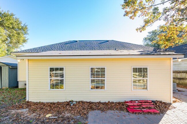 Foto del edificio - Spacious James Island Home off Fort Johnso...
