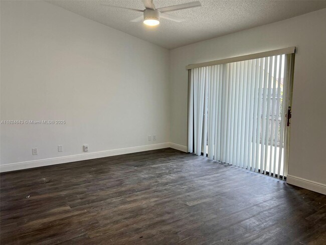 Foto del edificio - 451 Springdale Cir