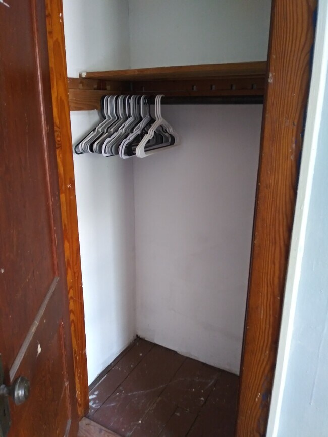 Foto del edificio - 916 Ackerman Avenue, Unit Room 8