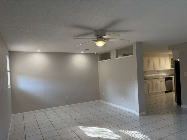 Building Photo - Gulfpfort Home With A Bonus Room