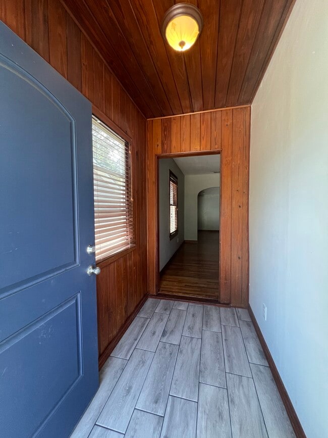 Entry Foyer - 3880 Walsh St
