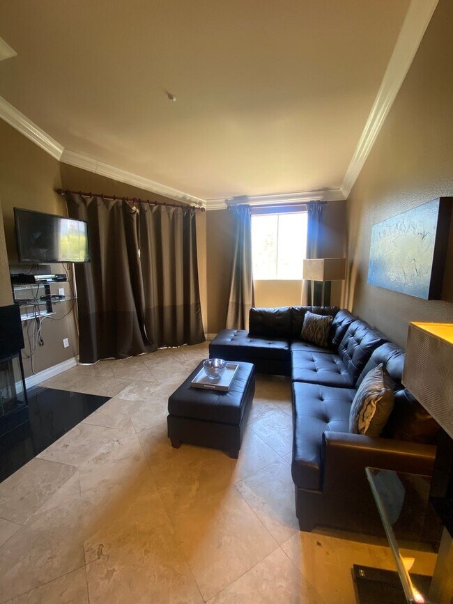 Foto del edificio - Fully furnished top floor strip view condo at the fabulous Meridian