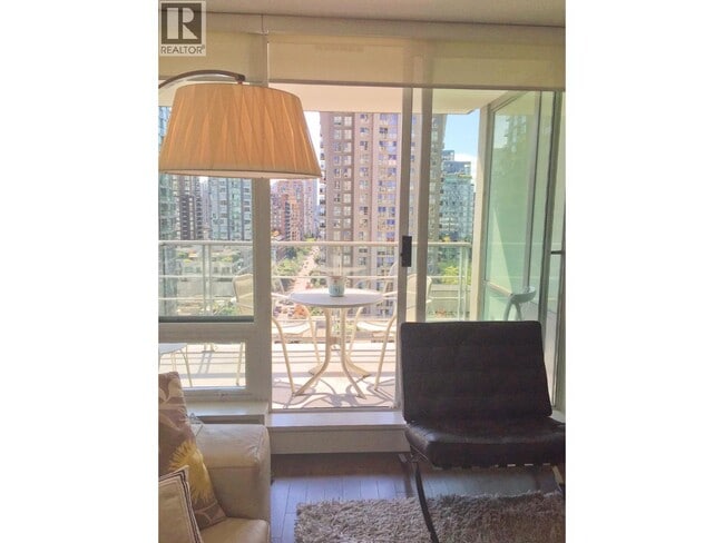 Building Photo - 535 Smithe St