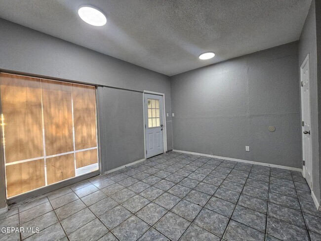 Foto del edificio - 8751 Winchester Rd