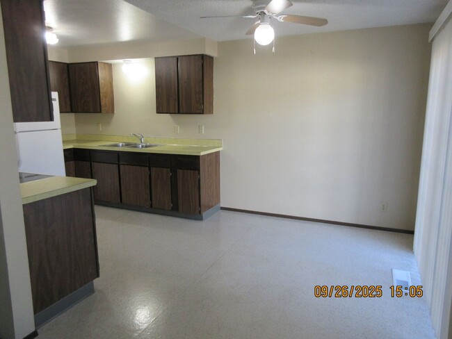 Building Photo - Spacious and very clean