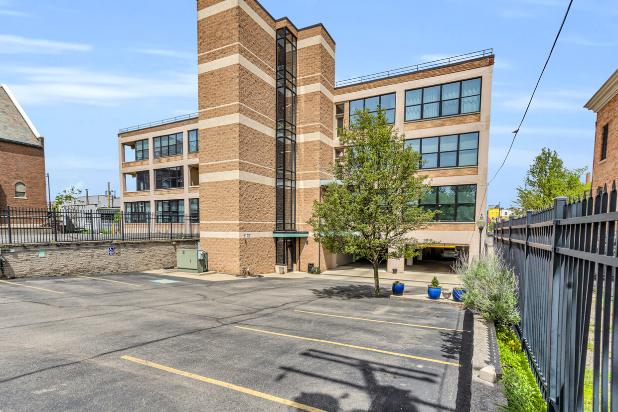 Primary Photo - 109 W Washington Ave