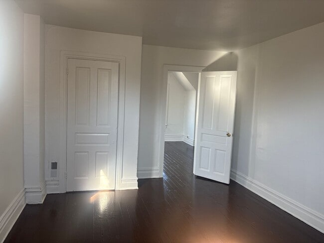 Foto del edificio - 3rd Floor 1 Bedroom Near York College
