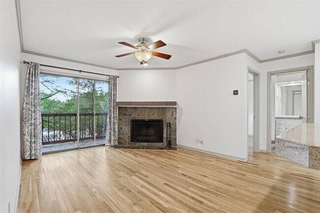 Foto del edificio - 8888 Tallwood Dr