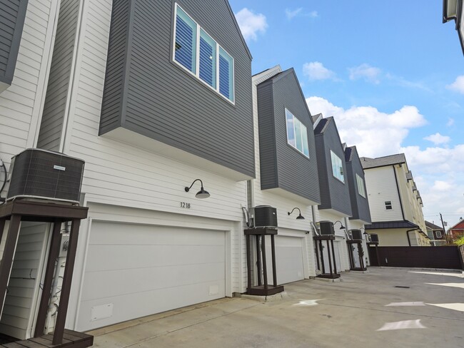 Building Photo - 1218 W 24th St