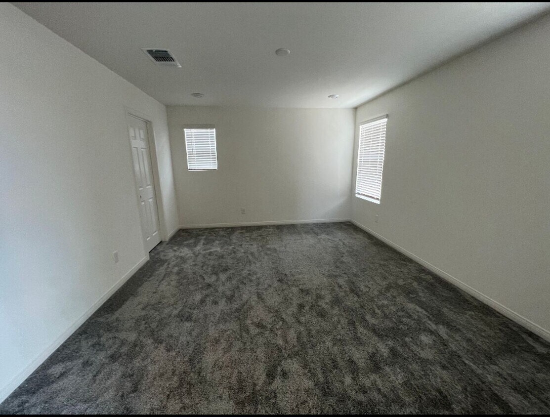 Foto principal - Brand New 4 Bedroom home!