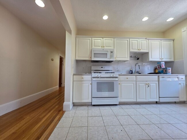 Foto del edificio - No Brokers Fee, Central Heat/AC, Garage Pa...