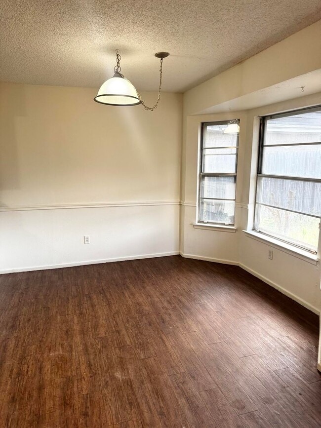 Building Photo - 3 Bedroom 2 Bathroom For Rent