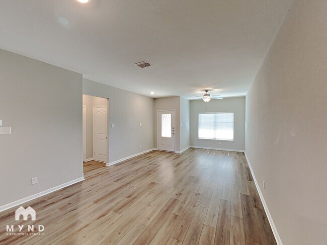 Foto del edificio - 9107 Crestway Rd