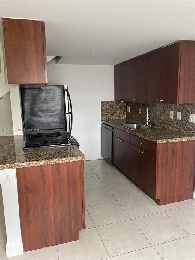 Foto del edificio - 1455 Holly Heights Dr